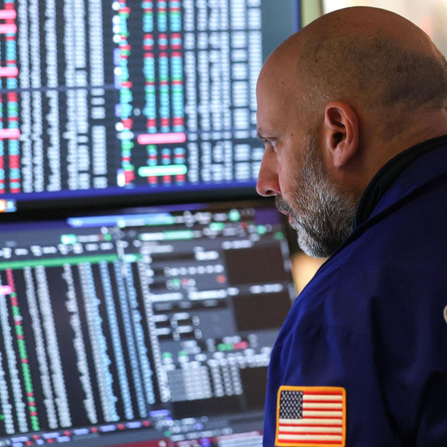 Dow Jones i S&P 500 indeks skliznuli su s rekordnih razina i zbog toga što se pod pritiskom našao financijski sektor, nakon što je Trump poručio da bi kamate na kreditne kartice trebalo ograničiti na 10 posto