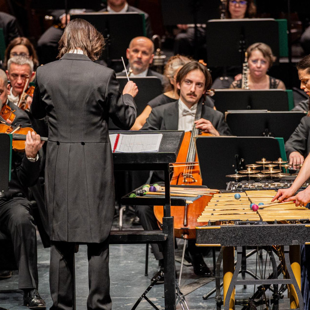 Zagrebačka filharmonija u Salzburgu ponovila je i jedno djelo iz svoje sezone: energični koncert za udaraljke i orkestar ”Frozen in Time”