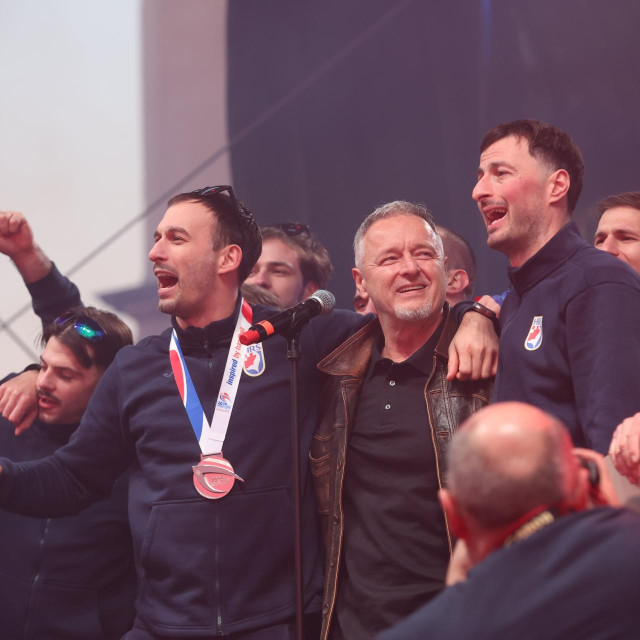 Doček hrvatske rukometne reprezentacije nakon osvajanja drugog mjesta na Svjetskom prvenstvu prošle godine u veljači, na fotografiji Marko Perković Thompson s rukometašima