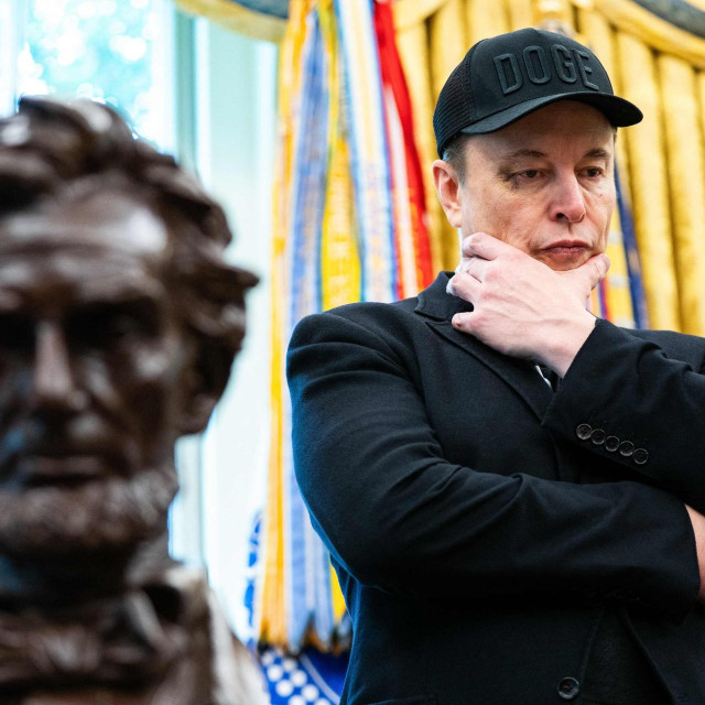 ‘Ekonomska moć superbogatih sve se više pretvara u političku moć i dodatno narušava demokraciju. To vidimo, na primjer, u SAD-u‘, ocijenjuje članica uprave Oxfama Charlotte Becker

Na fotografiji: Elon Musk u Ovalnom uredu