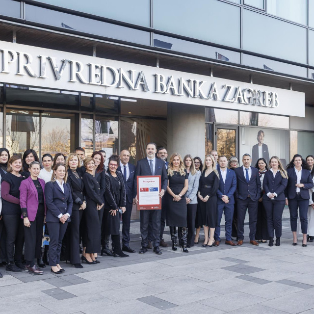 Predsjednik Uprave PBZ-a Dinko Lucić i Chief Governance Officer Miroslav Halužas s kolegama i kolegicama
