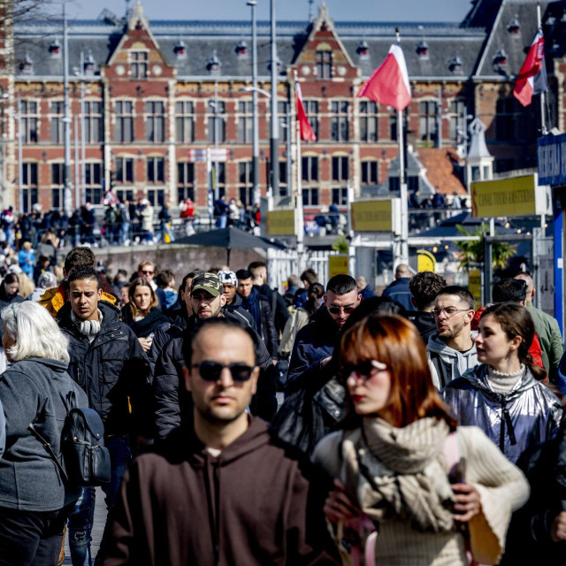 Građani u šetnji Amsterdamom