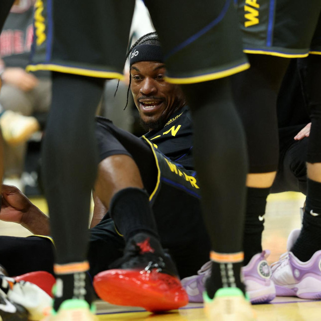 Jimmy Butler nakon ozljede u trećoj četvrtini utakmice s Miamijem