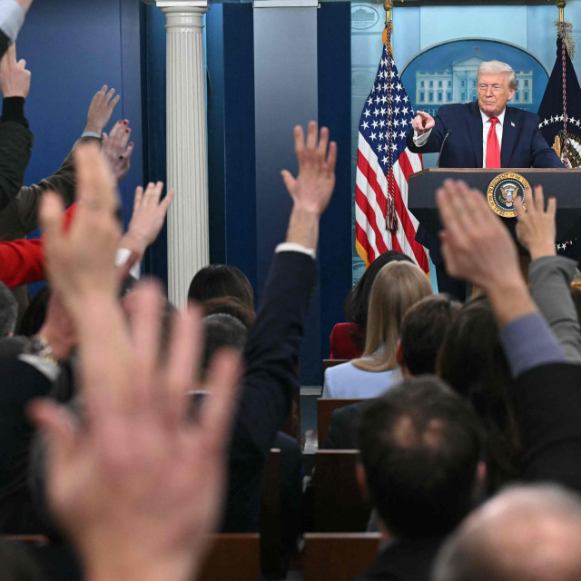 Novinari pokušavaju postaviti pitanje Donaldu Trumpu