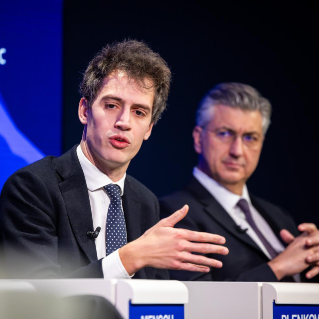 Arthur Mensch, suosnivač i izvršni direktor start-upa Mistral AI, govori na panelu u Davosu. U pozadini hrvatski premijer Andrej Plenković