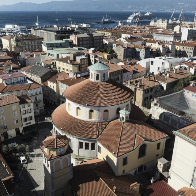 Pogled na katedralu sv. Vida iz zraka, panorama Rijeke 