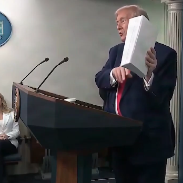 Donald Trump baca tzv. ‘knjigu postignuća‘