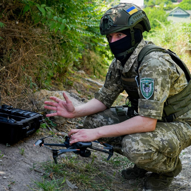 Ukrajinski vojnik priprema dron za akciju