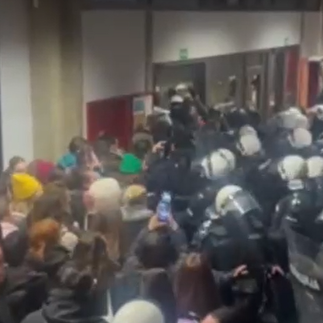 Policija u Novom Sadu izbacuje studente s fakulteta