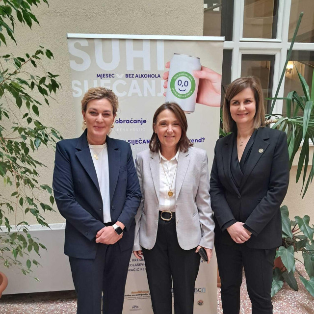 Na fotografiji: izv. prof. dr. sc. Ivana Mikolašević, doc. dr. sc. Irena Hrstić i prof. dr. sc. Anna Mrzljak

 