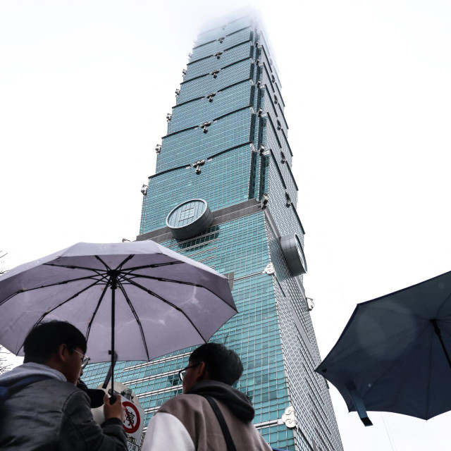 Ispred nebodera Taipei 101
