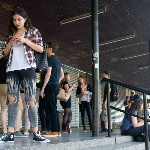 Studenti ispred Filozofskog fakulteta Sveučilišta u Zagrebu