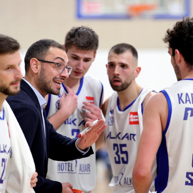 Trener Alkara Roko Dominović sa svojim igračima