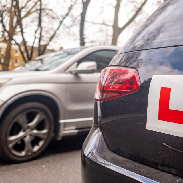 Auto škola u Ujedinjenom Kraljevstvu, ilustracija