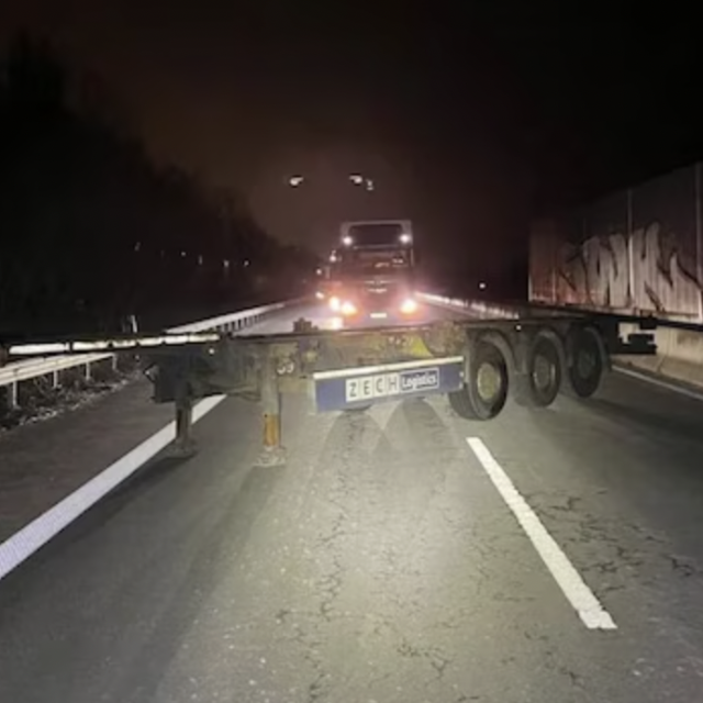 Poluprikolica na autocesti A281