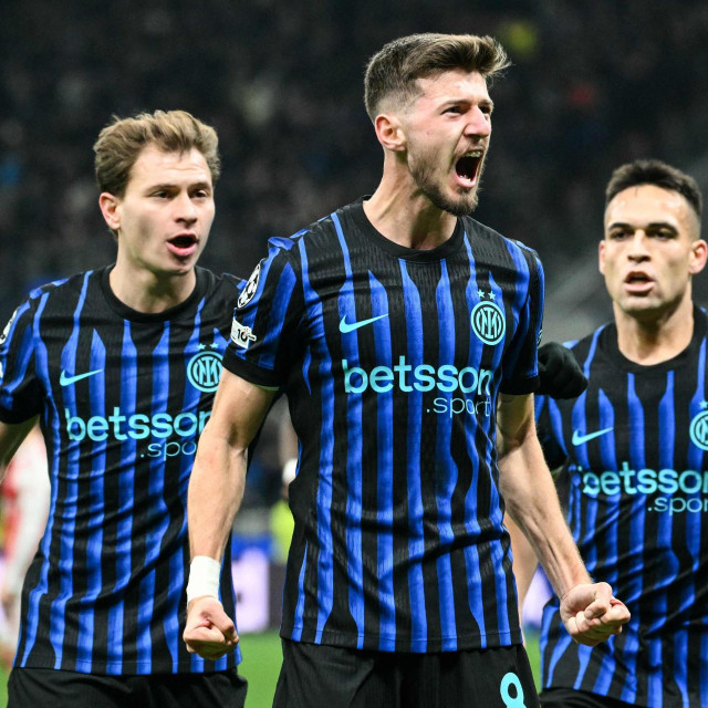 Petar Sučić slavi pogodak protiv Arsenala