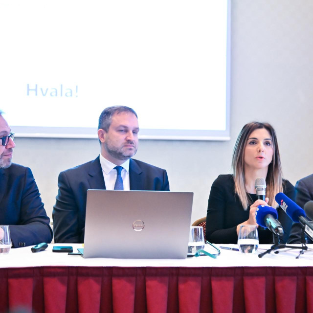 Udruga društava za upravljanje mirovinskim fondovima i mirovinskih osiguravajucih drustava (UMFO) je predstavila rezultate rada mirovinskih fondova i novosti u radu mirovinskih osiguravajućih društava.
Na fotografiji: Kristijan Buk, Gordan Šumanović, Rosa Marić, Petar Vlaić