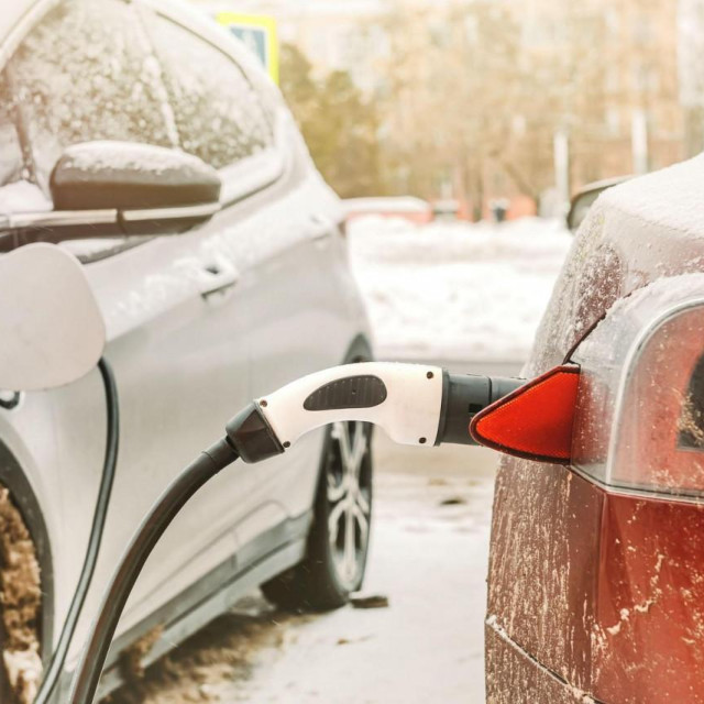 Električni auto na punjaču, zima, ilustracija