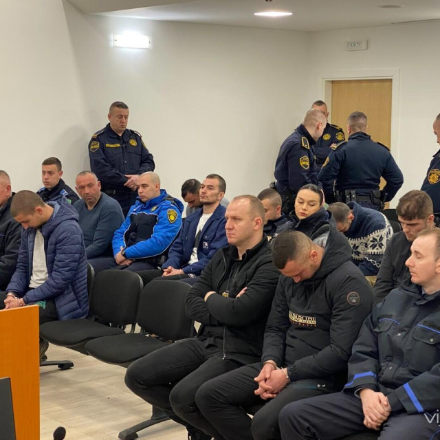 Huligani na Općinskom sudu u Tuzli