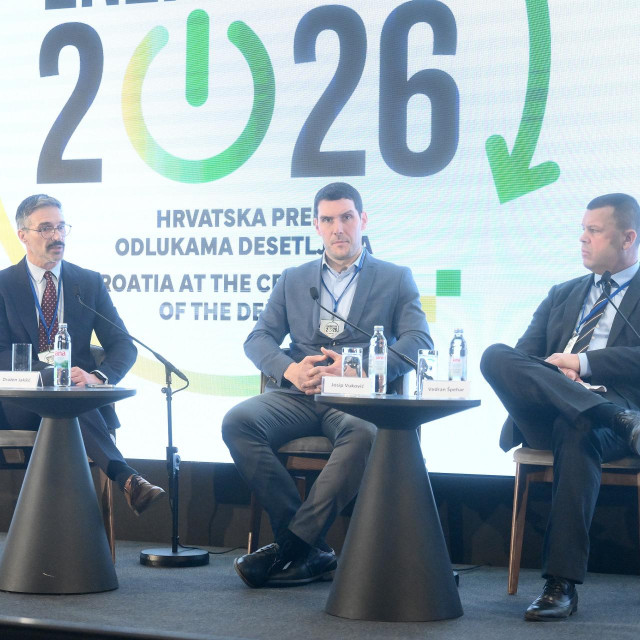 Ravnatelj Energetskog institita Hrvoje Požar Drazen Jakšić, direktor ENCONET-a Josip Vuković i državni tajnik u Ministarstvu gospodarstva Vedran Špehar i moderator Mislav Togonal