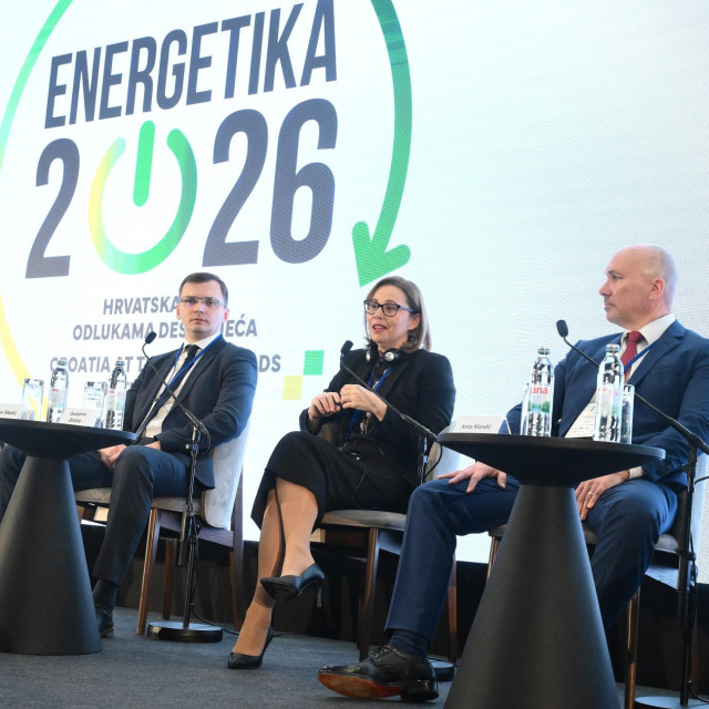 Član Uprave Prvog plinarskog društva Zvonimir Šibalić, predsjednica Uprave Ine Zsuzsanna Ortutay i predsjednik Uprave Petrola Ante Mandić