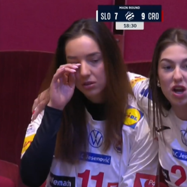 Antonela Srna (lijevo), sestra Zvonimira Srne
 