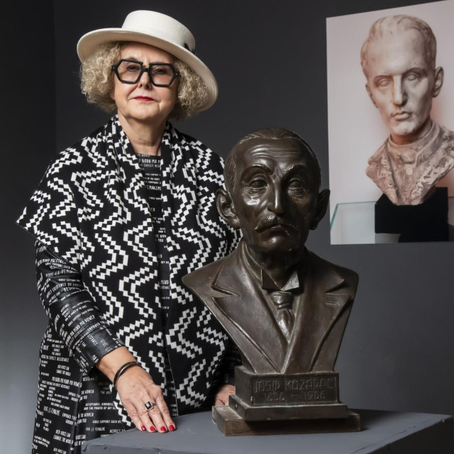 Lidija Kacijan uz bistu Josipa Kozarca
 