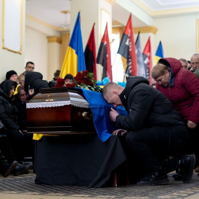 Obitelj i prijatelji se opraštaju od poginulog ukrajinskog vojnika