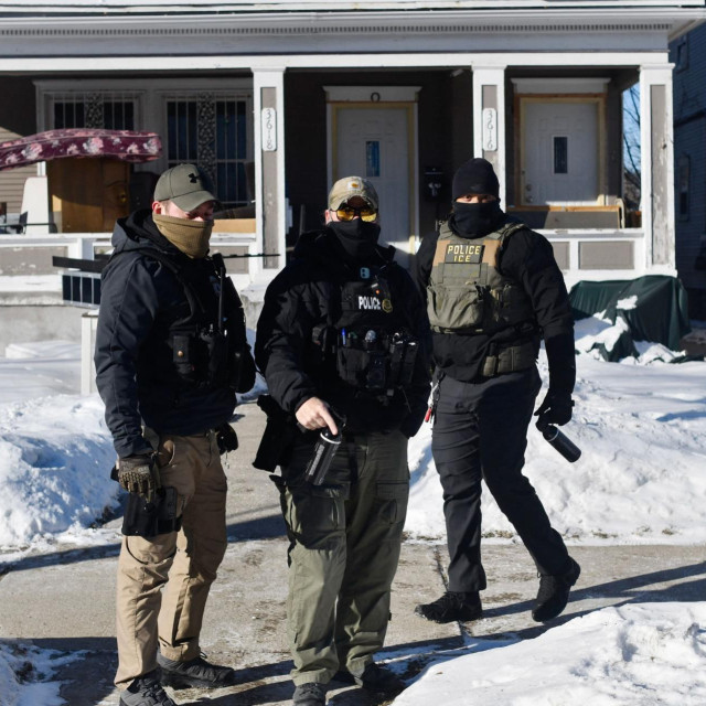 Agenti ICE-a patroliraju četvrt u Minneapolisu u blizini avenije Portland u kojoj je 28. siječnja 2026. federalni agent ustrijelio i usmrtio Renee Good