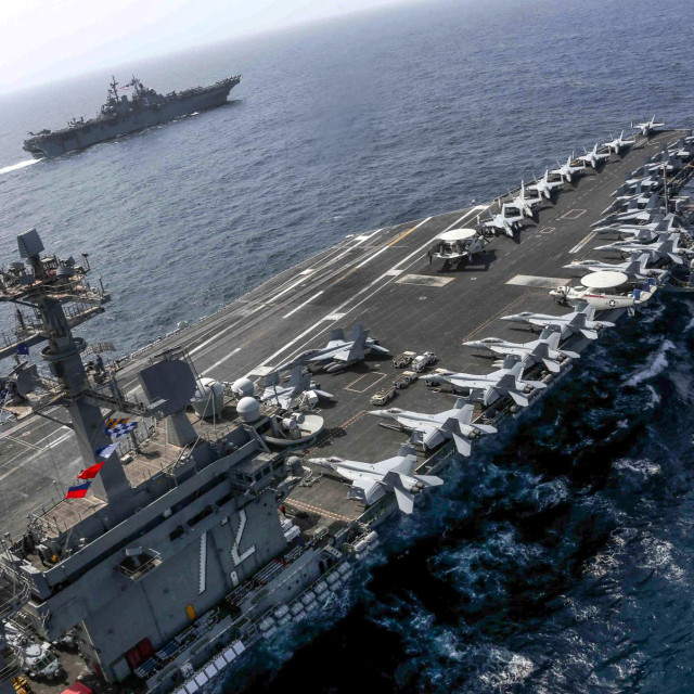 Nosač zrakoplova USS Abraham Lincoln i Amfibijski jurišni brod klase Wasp USS Kearsarge (arhivska fotografija)
