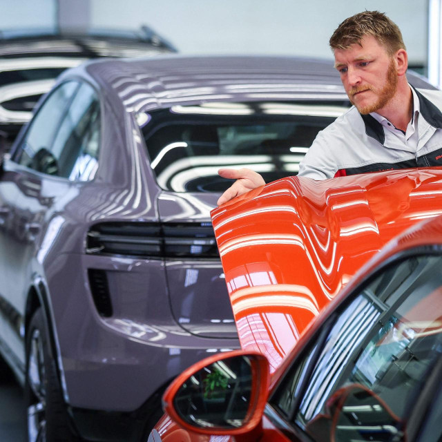 Iako industrijska proizvodnja u Njemačkoj i dalje pada, najveća europska ekonomija ipak je izašla iz recesije - prizor iz tvornice Porschea 