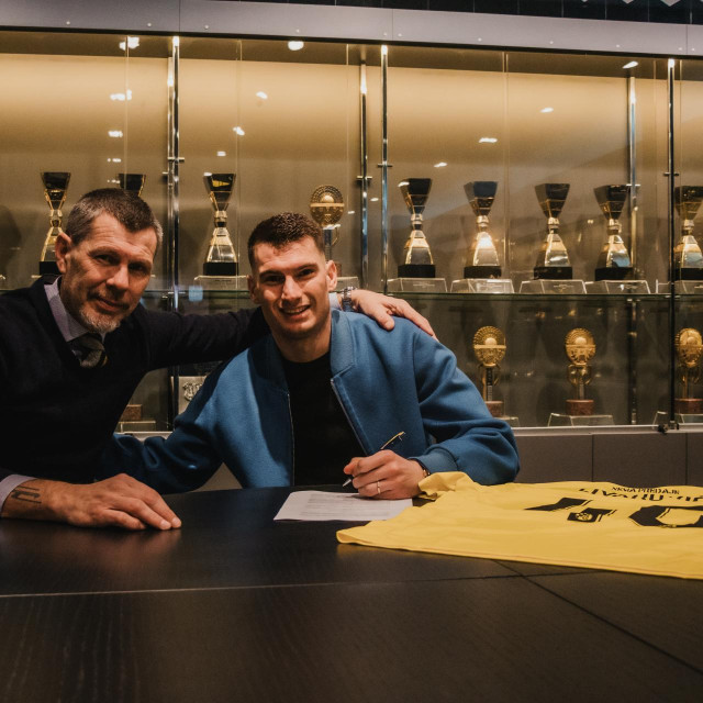 Zvonimir Boban i Dominik Livaković prilikom potpisivanja ugovora