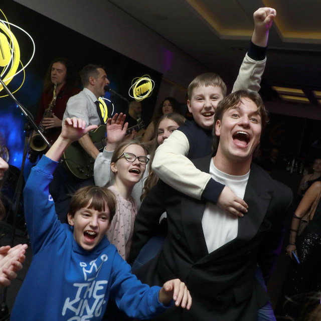 Jakov Jozinović i zvijezde showa ”The Voice Kids” izazvale su pravu pomutnju na početku zabave