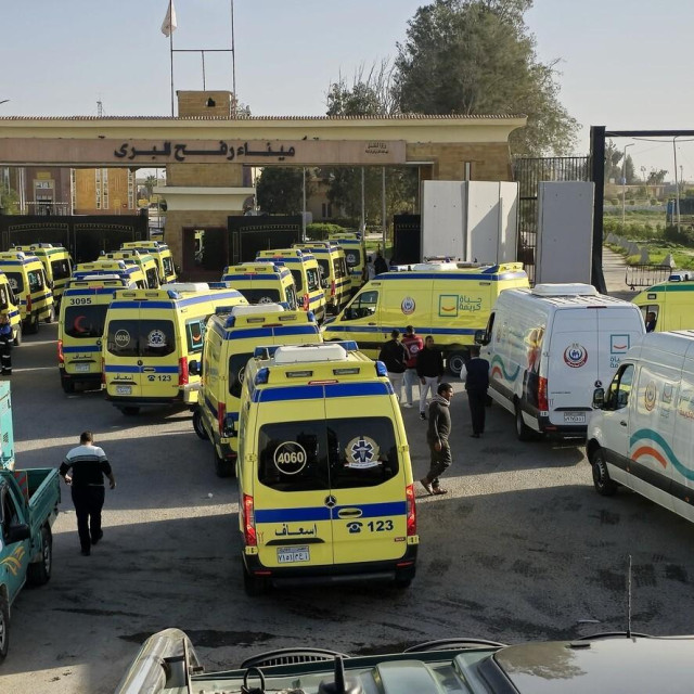 Ambulantna vozila i medicinski timovi povezani s egipatskim Ministarstvom zdravstva stigli su na granični prijelaz Rafah, na granici između Egipta i Gaze. Ondje su u pripravnosti kako bi ušli u Gazu i pružili humanitarnu pomoć i medicinsku podršku.