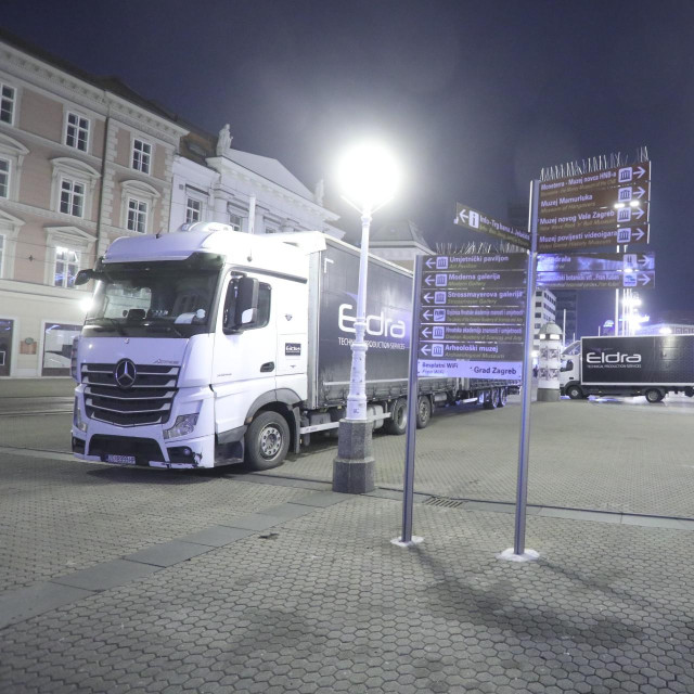 Kamioni s opremom za postavljanje pozornice i dalje su na Trgu bana Josipa Jelačića