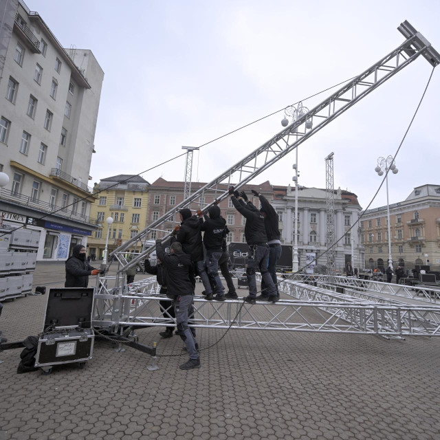 Montiranje pozornice na Trgu bana Jelačića