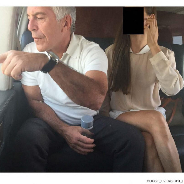 Jeffrey Epstein s nepoznatom djevojkom sakrivenog identiteta