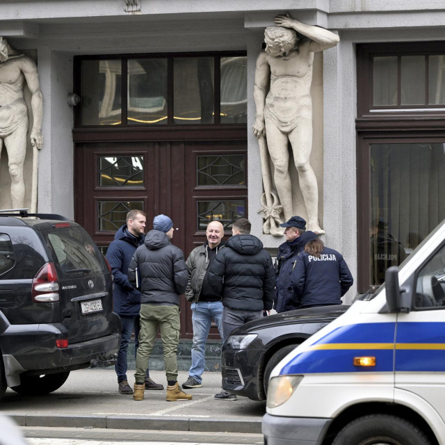 Policija ispred prostorije stranke Možemo
