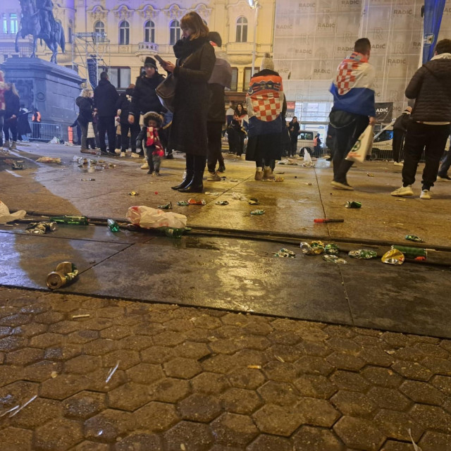 Nered na Trgu bana Josipa Jelačića nakon dočeka hrvatskih rukometaša