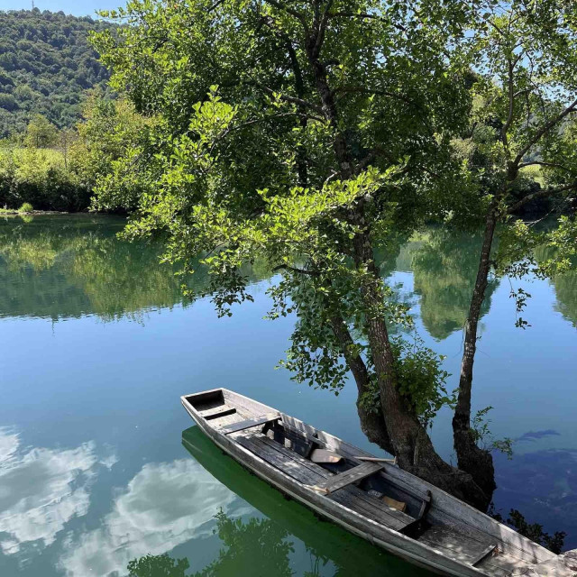 Lađama se upravlja drvenim veslima ručne izrade, što od veslača zahtijeva posebnu tehniku