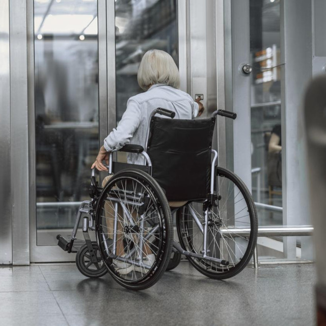 Nedostatak dizala u zgradama znatno utječe na kvalitetu života osoba s invaliditetom, starijih osoba, osoba smanjene pokretljivosti te roditelja s malom djecom.