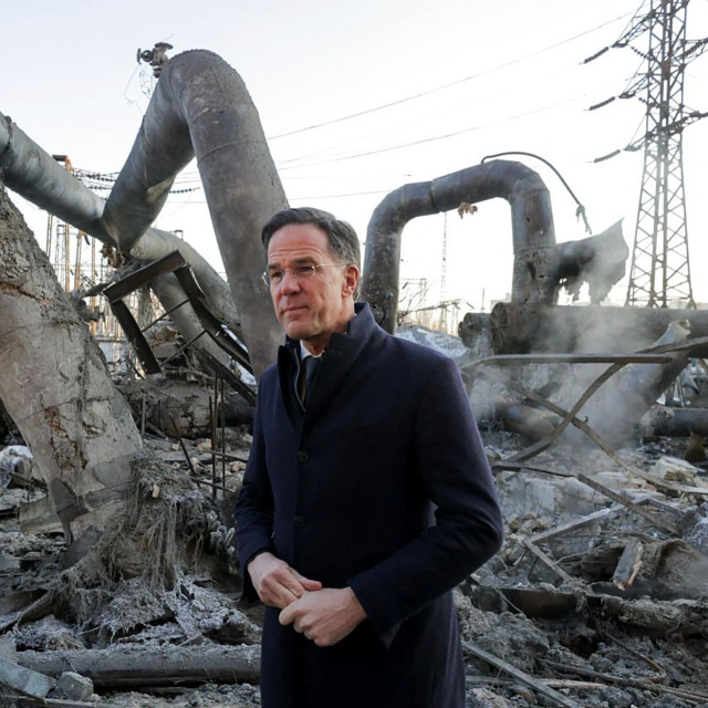 Ustupljena fotografija, koju je u utorak, 3. veljače 2026. godine, na svom kanalu na Telegramu objavio ukrajinski ministar energetike Denis Šmihal, prikazuje glavnog tajnika NATO saveza Marka Ruttea tijekom posjeta termoelektrani–toplani na nepoznatoj lokaciji u Kijevu, oštećenoj u ruskim zračnim napadima