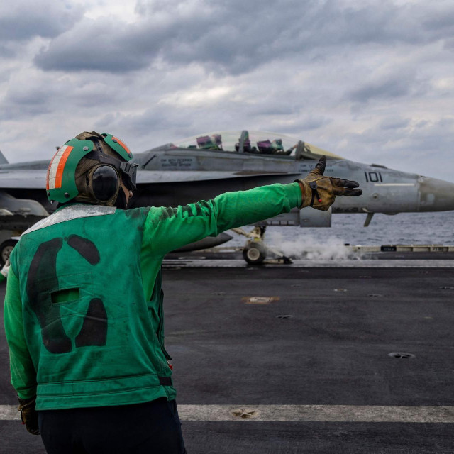 F/A-18F Super Hornet polijeće s nosača aviona