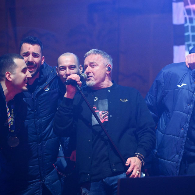Marko Perković Thompson pjeva na dočeku rukometaša