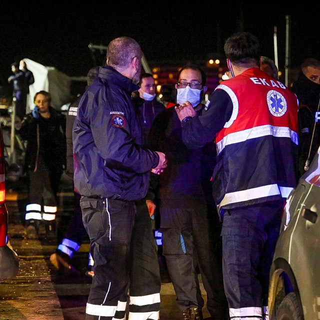 Bolničari u luci na istočnoegejskom otoku Hiosu nakon sudara plovila s migrantima i grčke obalne straže