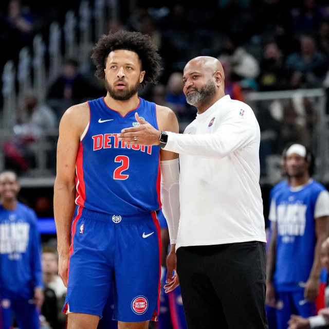 Cade Cunningham i trener J.B. Bickerstaff