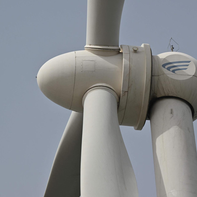 Logotip kineske tvrtke Goldwind na vjetroturbini u Zhangjiakouu, u sjevernokineskoj pokrajini Hebei, snimljen je 26. ožujka 2025. godine