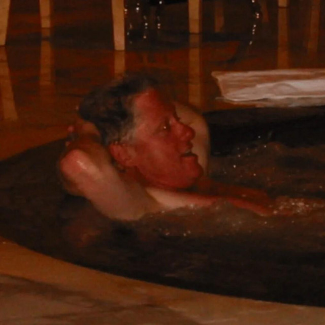 Bill Clinton s nepoznatom damom u bazenu