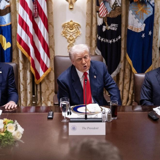 Dobro raspoloženi Donald Trump, potpredsjednik JD Vace i državni tajnik Marco Rubio