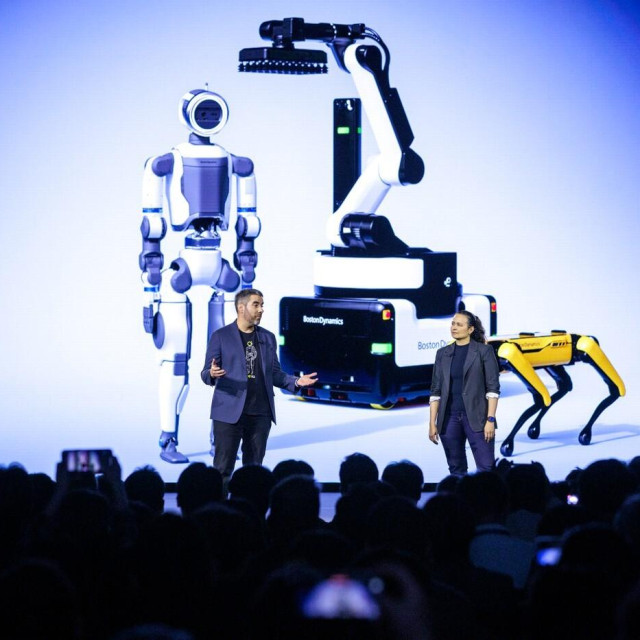 Alberto Rodriguez (lijevo), direktor Atlas Behaviora u Boston Dynamicsu, i Carolina Parada, viša direktorica i voditeljica robotike u Google DeepMindu, govore na prezentaciji Hyundaija tijekom Medijskih dana na sajmu Consumer Electronics Show (CES) u Mandalay Bayu u Las Vegasu